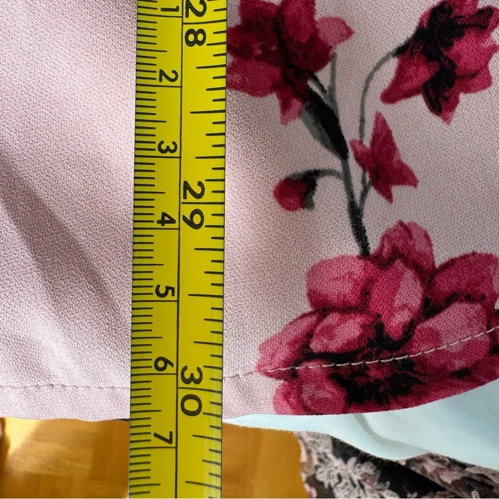 Dynamite Floral Pink Long Sleeve romper with slight open back women’s size Small - Picture 6 of 9